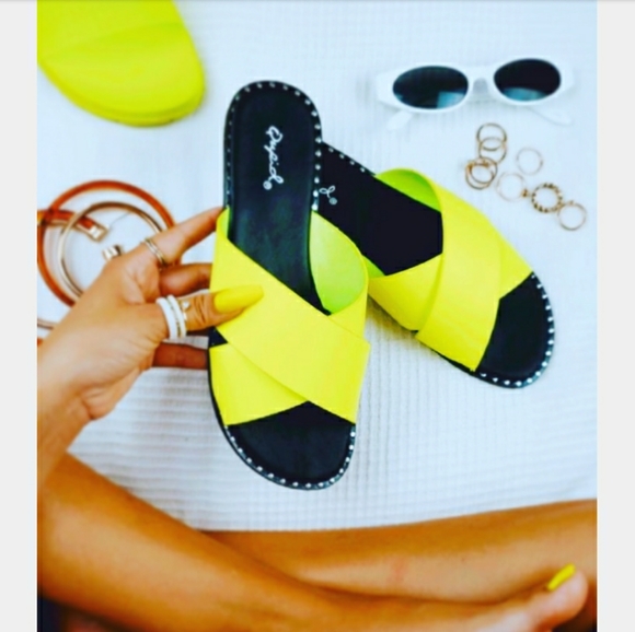 🚨Make It Neon collection//neon yellow sandal - Picture 5 of 5